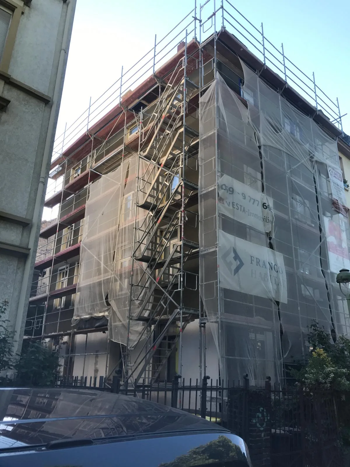 Baustelle und Rohbau bei einem Reihenhausprojekt